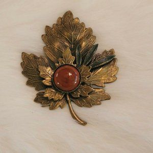 VINtage Cabochon Maple Leaf‎ Brooch Pin Tiered Brass Tone Metal Textured 6034
